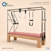 Table trapèze Cadillac en bois de chêne rose poussiéreux, avec pieds monobloc antidérapants pour cours de bien-être en boutique