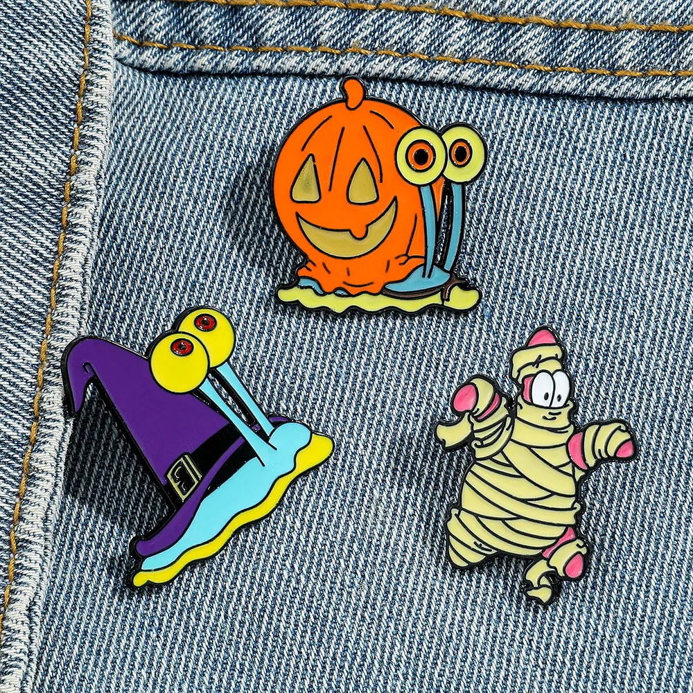 Alfileres de esmalte de Caracol de dibujos animados personalizados, broche de Donut de calabaza de calavera de Halloween creativo, insignias de Anime bonitas, joyería de solapa