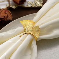 Vente en gros d'anneaux de serviette créatifs en forme de feuille de Ginkgo, boucle de serviette en feuille d'or pour la décoration de table à la maison, mariage