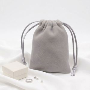 Vente en gros de sacs à cordon en velours noir doux de haute qualité, personnalisés, avec logo personnalisé, emballage cadeau portable pour bijoux - Product Image 1