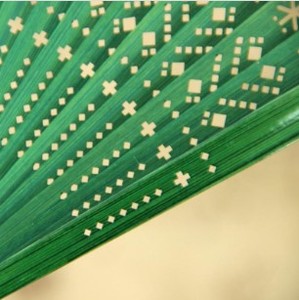 Abanico Plegable de Bambú Tallado en Color Natural con Diseño de Arte Popular para Regalo de Boda o Cumpleaños - Product Image 5