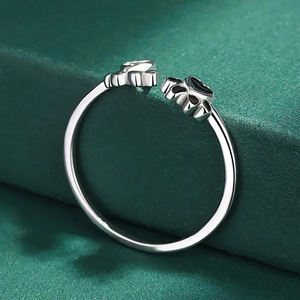 Anello Regolabile a Forma di Zampa di Gatto, Design Minimalista ed Elegante, Gioiello da Donna per Uso Quotidiano - Product Image 6
