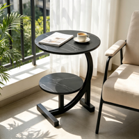 Table d'appoint en pierre frittée à double niveau en forme de C avec cadre en métal noir, table de chevet pour salon, chambre et hôtel
