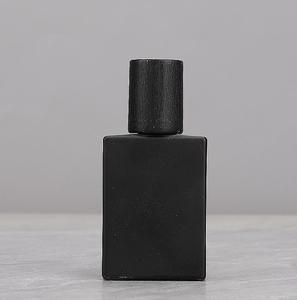Flacon de parfum vide en verre mat noir de 30 ml et 50 ml, flacon pulvérisateur carré plat noir avec bouchon en bois de hêtre et pulvérisateur à vis argenté - Product Image 6