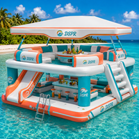Île flottante gonflable pour parc aquatique, bar et ponton avec auvent tropical et sièges lounge pour les vacances en famille à la plage