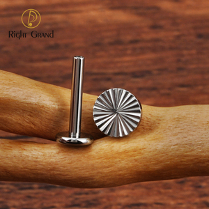 <span class=keywords><strong>Piercing</strong></span> plano <span class=keywords><strong>de</strong></span> <span class=keywords><strong>titanio</strong></span> ASTM F136 16G con diseño geométrico <span class=keywords><strong>de</strong></span> sector, tipo labret Monroe, para cartílago, tragus, hélix, concha - Product Image 4