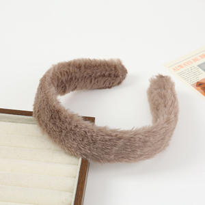 Serre-tête en peluche couleur bonbon pour l'automne et l'hiver, bandeau simple en fourrure, accessoires capillaires en peluche couleur unie DIY pour femmes - Product Image 6