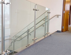 Balustrade en verre en alliage d'aluminium sur mesure avec poteaux carrés pour rampe d'<span class=keywords><strong>escalier</strong></span> de <span class=keywords><strong>maison</strong></span> résidentielle moderne - Product Image 2