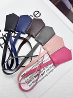 Breloque de sac en cuir PU en gros |   Porte-clés minimaliste de haute qualité, pendentif de sac à main, étiquette de bagage multifonction