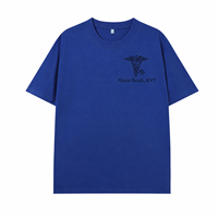 Individuell besticktes T-Shirt für Tierärzte mit personalisiertem Namen für RVT-Profis als Uniform und Geschenk.