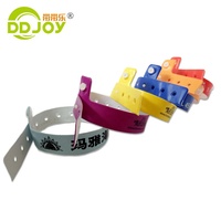 Bracelet en PVC pas cher pour les événements, bracelet en vinyle plastique personnalisé avec code QR pour l'identification