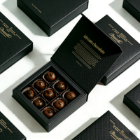 Boîte rigide magnétique personnalisée imperméable avec doublure en éponge, couvercle à charnière, estampage à chaud doré, emballage cadeau de luxe noir pour chocolat