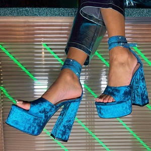Sandalias de tacón para mujer, de terciopelo suave, con correa de tobillo brillante, punta abierta, tacones gruesos y plataforma alta para damas - Product Image 1