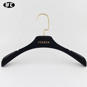 <span class=keywords><strong>Cintre</strong></span> en <span class=keywords><strong>velours</strong></span> noir antidérapant floqué <span class=keywords><strong>cintre</strong></span> en plastique avec logo personnalisé - Product Image 4