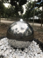Décoration artistique moderne Fontaine en forme de boule en acier inoxydable pour l'extérieur Sphère faite à la main Caractéristiques de l'eau LED pour la décoration de jardin