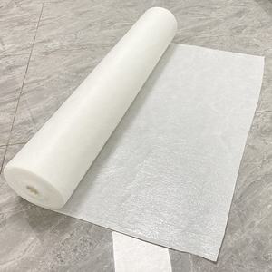 Rouleau de feutre pour <span class=keywords><strong>peintre</strong></span> 130 g/m² en polyester non tissé avec film PE antidérapant, idéal pour la protection des sols en bois dur lors de la peinture à l'huile - Product Image 1