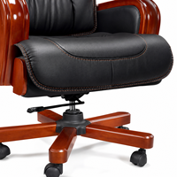 Chaise de bureau de direction noire avec surpiqûres contrastées, accoudoirs en bois et base à roulettes en bois