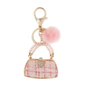 <span class=keywords><strong>Porte</strong></span>-<span class=keywords><strong>clés</strong></span> de sac à main de <span class=keywords><strong>luxe</strong></span> pour femmes avec boule de fourrure Bling Rhinestone Heart Charm Style de dessin animé à la mode en alliage de qualité supérieure - Product Image 6