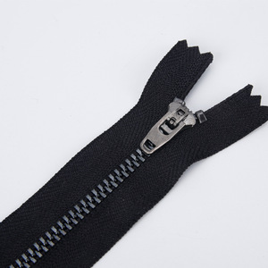 Laite 4 #   Cerniere in metallo Y Teeth all'ingrosso di alta qualità, lucide color canna di fucile, <span class=keywords><strong>con</strong></span> testa a <span class=keywords><strong>molla</strong></span>, a fondo chiuso, per jeans, <span class=keywords><strong>con</strong></span> logo personalizzato - Product Image 2