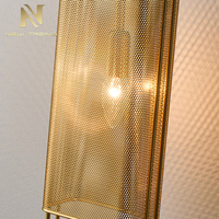 Applique murale de luxe en laiton brossé doré, abat-jour cylindrique en maille, lampe murale LED verticale minimaliste pour chambre d'hôtel de luxe