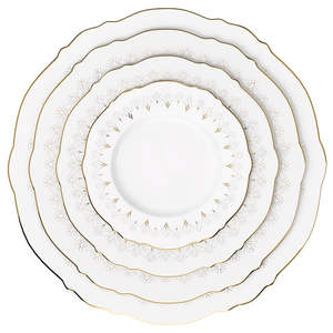 Assiette à dîner en porcelaine fine à bords dorés, issue d'un <span class=keywords><strong>service</strong></span> <span class=keywords><strong>de</strong></span> vaisselle minimaliste, avec un ensemble <span class=keywords><strong>de</strong></span> tasses, assiettes et bols en porcelaine fine et des assiettes à dîner blanches - Product Image 1