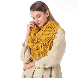 Vente en gros Écharpe d'hiver unisexe à frange et à pompon pour femmes, <span class=keywords><strong>tricot</strong></span> confortable, câble, boucle infini-Couleur unie - Product Image 1