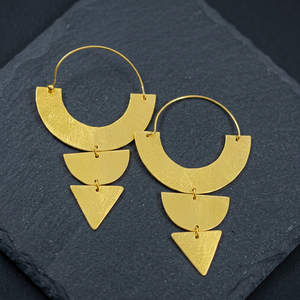 Boucles d'oreilles créoles unisexes faites à la main en laiton plaqué or, style bohème vintage ethnique, avec accents géométriques, perles et diamants, inspirées du Rajasthan - Product Image 2