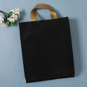 ถุงช้อปปิ้งพลาสติกแบบมีหูหิ้ว พิมพ์โลโก้ตามสั่ง วัสดุ LDPE & HDPE มีหลายขนาด พร้อมบริการปั๊มร้อน สำหรับบรรจุภัณฑ์เสื้อผ้าและรองเท้า - Product Image 3