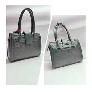 Bolso de Hombro de Cuero Genuino Hecho a Mano de Primera Calidad para Mujer, con Cadenas, Diseño Clásico y Duradero para Uso en la Oficina, Salidas Diarias y Viajes a India - Product Image 5