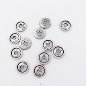 Botón de aleación de zinc de 4 agujeros en color níquel antiguo para camisa Botón de camisa de metal - Product Image 3