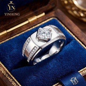 Anillo de Hombre con Moissanita Redonda Chapado en Oro de 14K, Banda de Cuatro Puntas con Piedras Laterales para Boda o Compromiso - Product Image 5