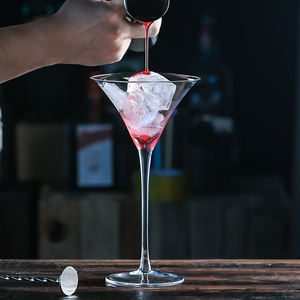 Verre à <span class=keywords><strong>martini</strong></span> élégant à long pied, verre à cocktail en cristal en forme de V pour la mixologie professionnelle, verre à boire à pied ultra-fin 200 ml - Product Image 5