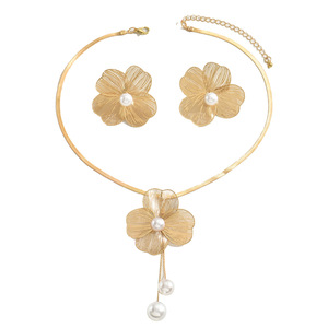 Ensemble de boucles d'oreilles et de colliers en alliage vintage élégant avec imitation de perles et fleurs - Collection de bijoux tendance pour toutes les occasions - Product Image 6