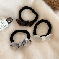 Élégante élastique à cheveux en tissu acétate avec nœud – Chouchou de haute qualité, accessoire de mode pour femme, idéal pour les occasions décontractées ou les soirées