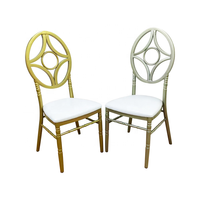 Chaise d'événement en métal doré et argenté avec dossier découpé en anneau concentrique, pieds à tiges et assise rembourrée blanche douce – Mobilier de fête
