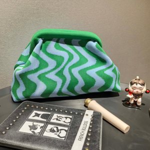 Nuevo bolso de mano de punto para mujer, bonitos bolsos tejidos con nubes, bolso de ganchillo Colorblock, bolso de maquillaje cosmético tejido con bolas de masa hervida a rayas - Product Image 1