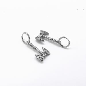 Boucles d'oreilles créoles pour hommes plaquées or, hypoallergéniques, avec breloque hache Viking gravée, style vintage Viking Punk Gothique, pour oreilles percées, cadeau - Product Image 2