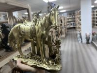 Sculpture de cheval en cuivre doré pour exportation Nouvelle maison Cadeaux spéciaux de décoration de cheval simulé Cadeaux personnalisés d'artisanat en résine Cadeaux supérieurs
