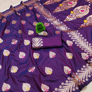 Saree en soie Banarasi de créateur avec pompons de tissage Meenakari et Zari à la fin de Pallu jumelé à une pièce de chemisier en soie douce - Product Image 2