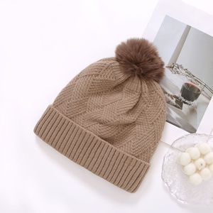 Ensemble bonnet, écharpe et gants en laine d'alpaga blanc cassé pour femme, avec pompon, chaud et idéal pour le froid. - Product Image 2