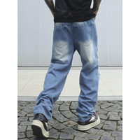 Jeans en denim délavé bleu clair sur mesure pour homme, coupe oversize ample à jambe large, détails déchirés prononcés, hiver