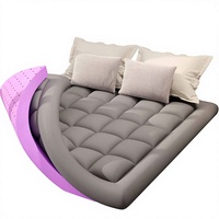 Doppelschichtige 5 Zoll Gel-Memory-Foam-Matratzenauflage King Size mit 1450 GSM Alternativ Gestepptem Design