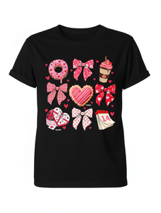 T-shirt da donna taglie forti per San Valentino, a maniche corte, girocollo, con stampa fiocco, ciambella e caffè, in jersey 100% cotone, vestibilità regolare - Product Image 1