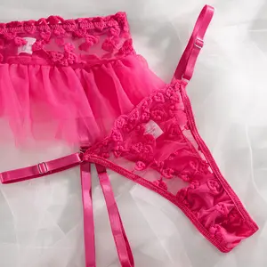 Set di Lingerie Francese a 3 Pezzi con Reggicalze, Pizzo Rosa Trasparente Ricamato, Reggiseno Sexy con Decorazione a Bottoni, Slip Leggermente Modellanti - Product Image 5