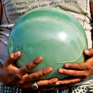 Boule d'aventurine verte naturelle en gros - Pierre sphérique polie et lisse, pierre précieuse d'aventurine pour la méditation, décoration de la maison/du bureau - Product Image 3