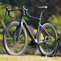 Vélo de route en carbone T800 T1000, sans fil, 24 vitesses, freins à disque hydrauliques, guidon aérodynamique, vélo de course professionnel, vente en gros de vélos de route en carbone personnalisés