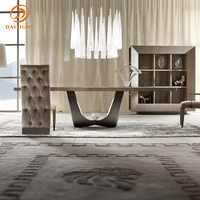 Table de salle à manger rectangulaire moderne de luxe au design nouveau en cuir imprimé armadillo avec insert en marbre foncé Emperador