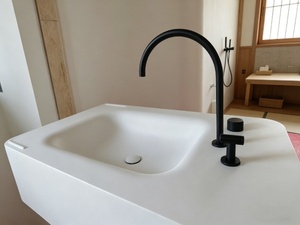 Lavabo de Baño Integrado de Piedra Artificial Personalizado OEM, Mueble de Baño de Superficie Sólida Acrílica con Ranura de Drenaje para Hotel o Villa - Product Image 4