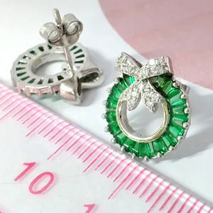 <span class=keywords><strong>Set</strong></span> di Gioielli Trendy in Argento Sterling S925 Placcato Rodio con Orecchini a Perno e Ciondolo a Forma di Ghirlanda Natalizia con Smeraldo Verde Baguette - Product Image 2