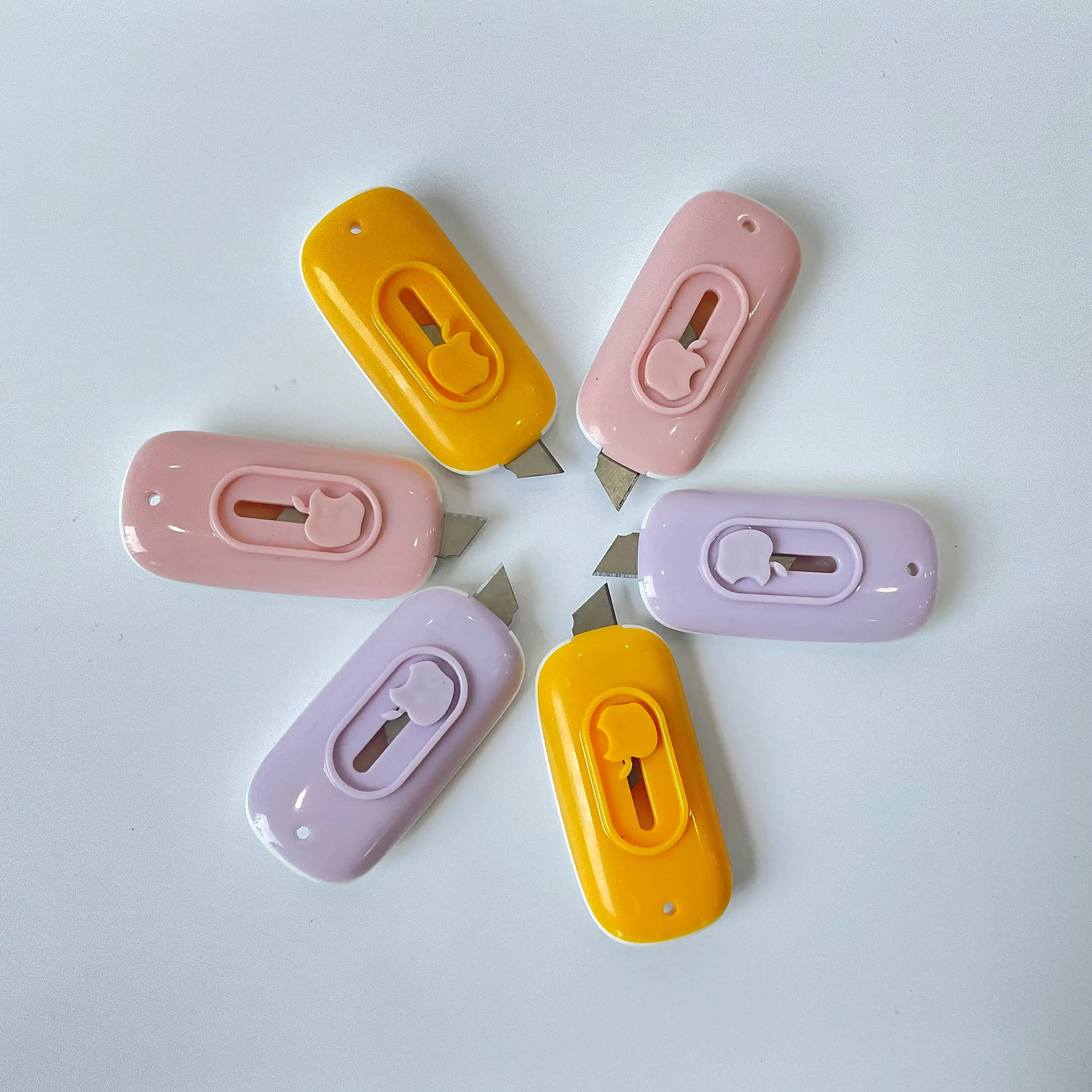 Small Cute Retractable Utility Knife Mini Pocket 65Mn Steel Personalized Colorful Design